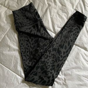 Lululemon leggings wunder under.